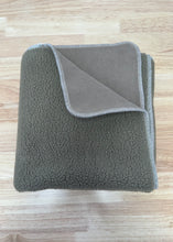 Load image into Gallery viewer, Fleece lined comforter - Beige sheep